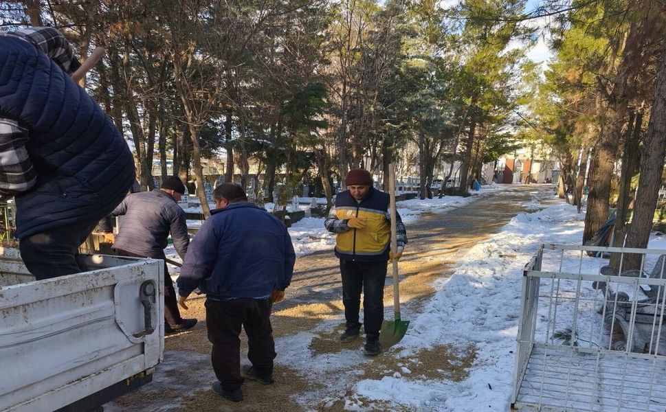 Mezarlıklarda Hizmetler Aksamasın Diye Önlemler Artırıldı