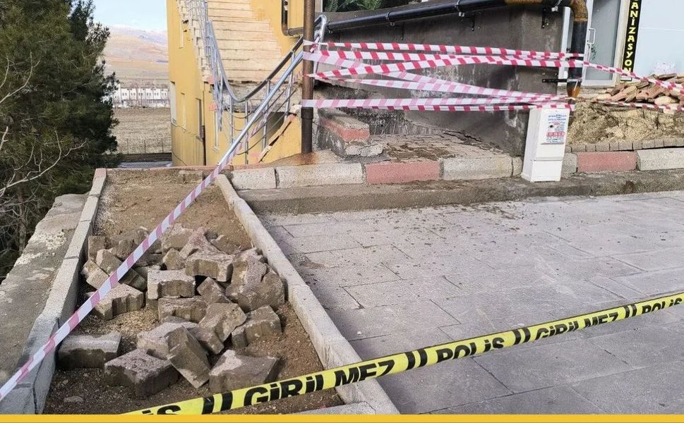 Gercüş’te Saniyelerle Gelen Mucize: Giriş Merdiveni Bir Anda Yok Oldu