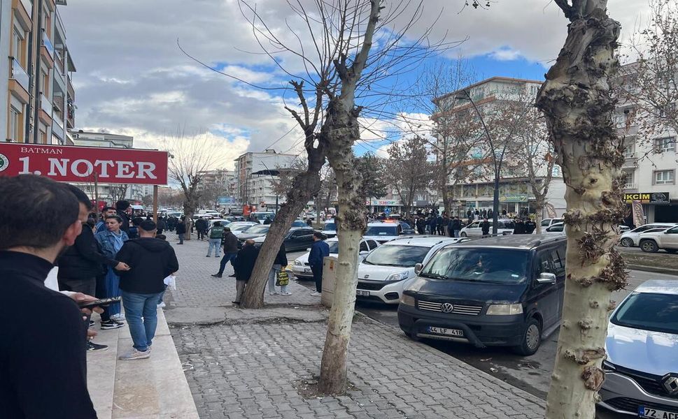 Batman Acetler Kavşağı'nda Akrabaların Bıçaklı Kavgası: 4 Yaralı