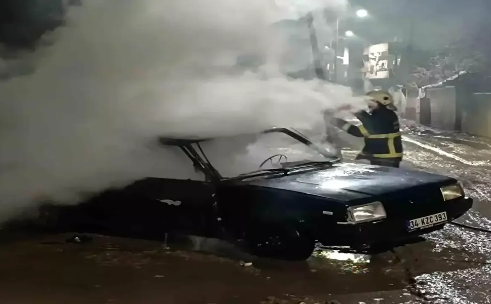 Kısmet Mahallesi’nde Park Halindeki Araç Bir Anda Alevlere Teslim Oldu