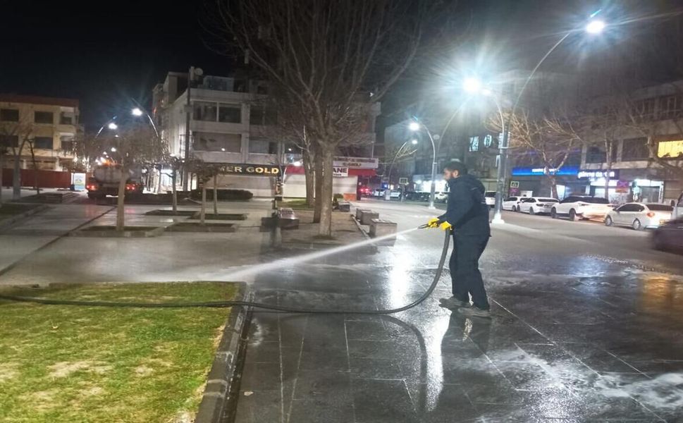 Meydan ve Caddeler Köpüklü Suyla Yıkandı