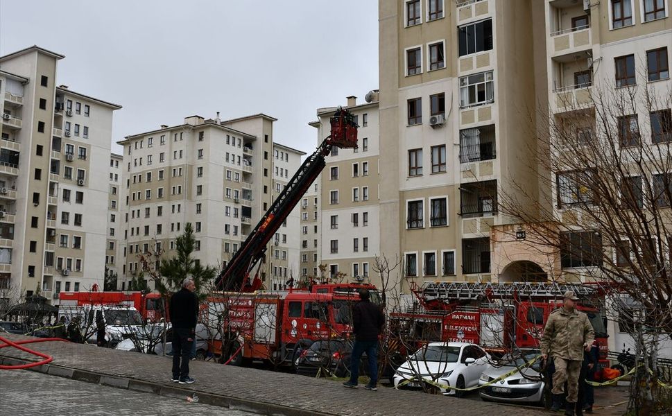 Batman’da 10 Katlı Binada Çıkan Yangın'da 21 Kişi Hastaneye Kaldırıldı