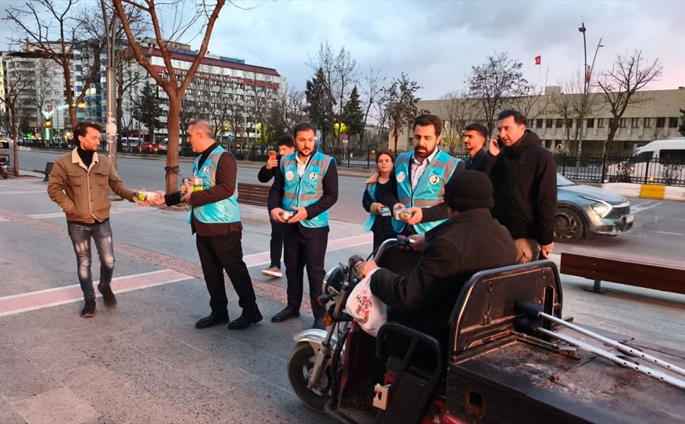 Batman'da İftara Yetişemeyen Yolculara Kumanya Desteği