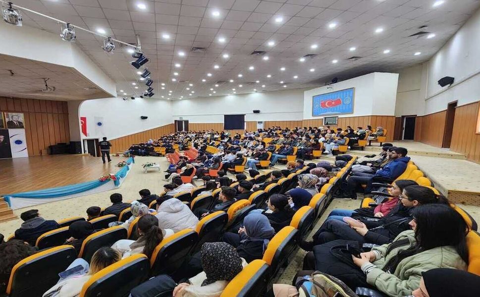 Batman Üniversitesi’nde Gençler Zehir Tacirlerine Karşı Bilinçleniyor