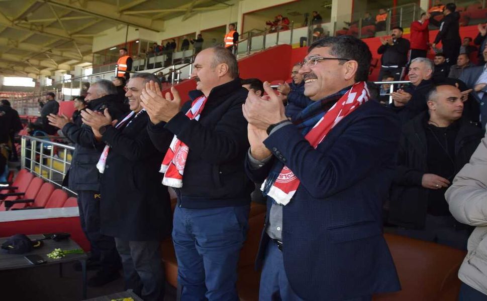 Ferhat Nasıroğlu’ndan Şampiyonluk Reçetesi: “Sahamız Kapanmasın, Kenetlenelim!”