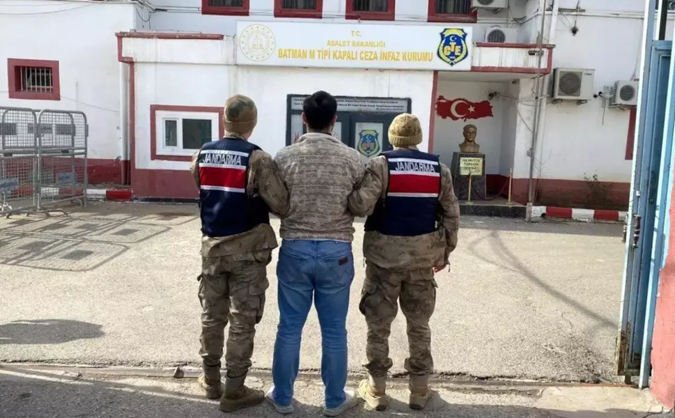 Kozluk'ta Yolun Sonu: 15 Yıllık Firari Jandarma Kıskacında!