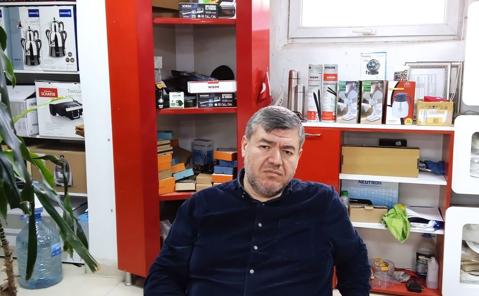 Kozluk’ta Firari İnekler Beyaz Eşya Mağazasına Girdi: O Anlar Kamerada