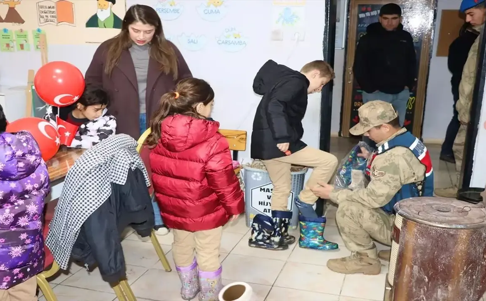 Sason’da Mehmetçik Elini Uzattı: Köy Okullarındaki Miniklere Kışlık Giysi Desteği