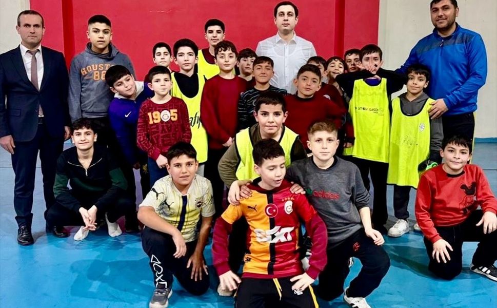 Sason'da Kaymakam Başar Sahaya İndi! Gençlerle Voleybol ve Badminton Oynadı