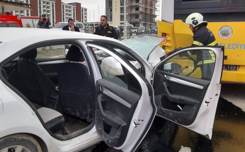 Siirt'te Otomobil Belediye Otobüsüne Çarptı: 3 Yaralı