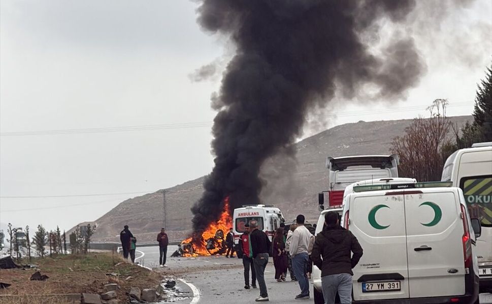 Batman-Midyat Yolunda Devrilen Otomobil Yandı: 2 Yaralı