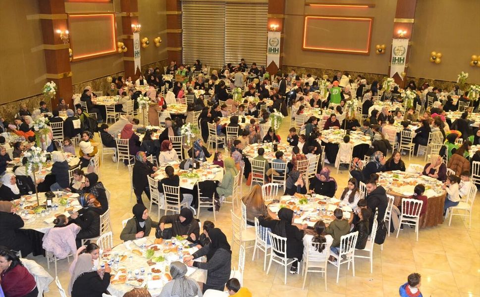 Batman'da 700 Yetim ve Yakını İftarda Buluştu