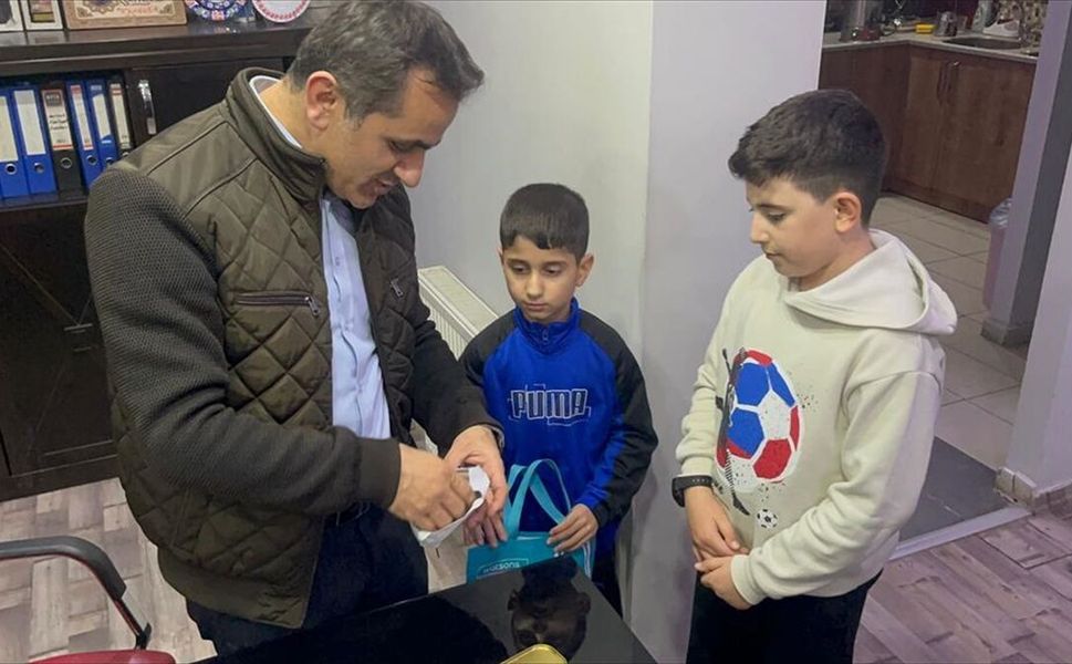 Batmanlı Öğrenciler Kumbaralarını Yetimler İçin Açtı