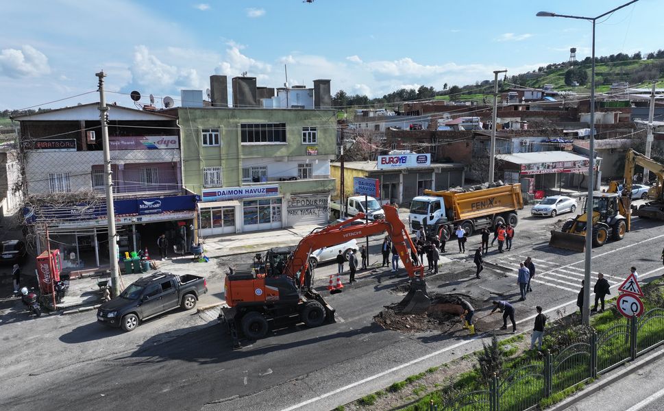 Diyarbakır-Silvan Yolunda Korkutan Çökme! Trafik Kontrollü Sağlanıyor