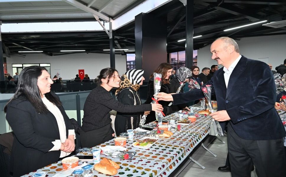 Ekrem Canalp ve Eşi Kadınlarla İftar Programında Buluştu