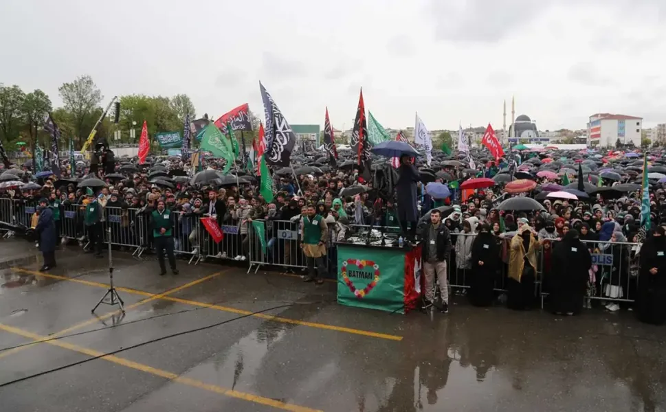 İran'a Destek İçin Gülistan Caddesi'nde Kitlesel Buluşma