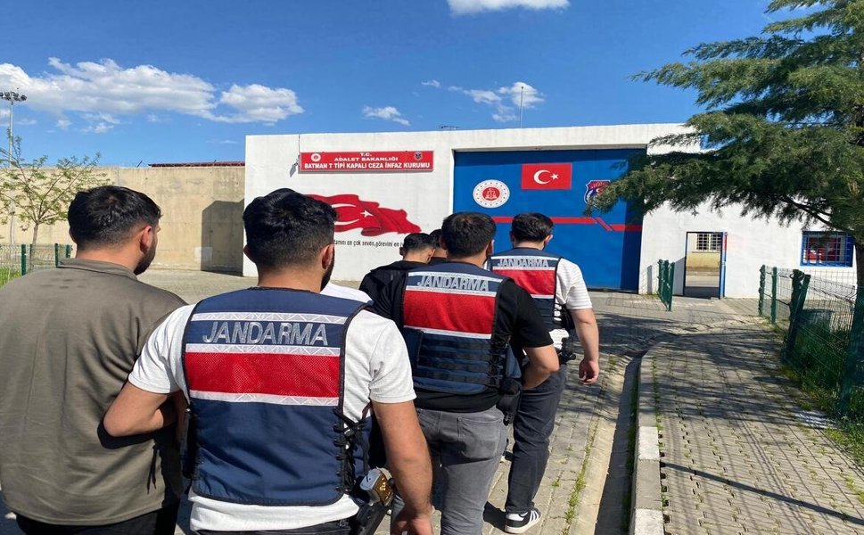 Batman'da Hem Bahis Paneli Hem Zehir Şebekesi Çökertildi