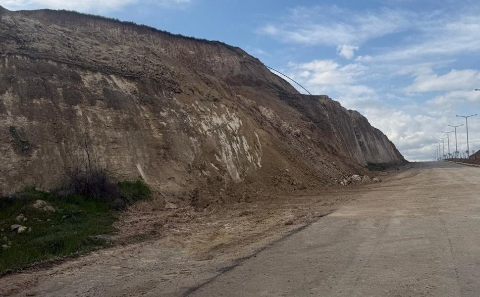 Batman'da Heyelan Nedeniyle kapanan Yol Trafiğe Açıldı