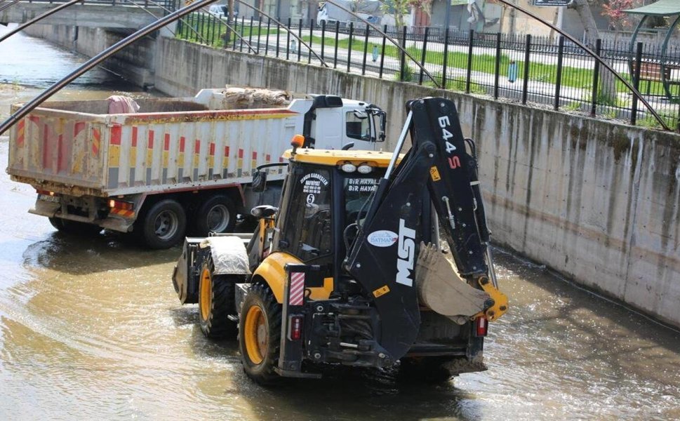 İluh Deresi'nde Tonlarca Moloz ve Atık İş Makineleriyle Temizlendi