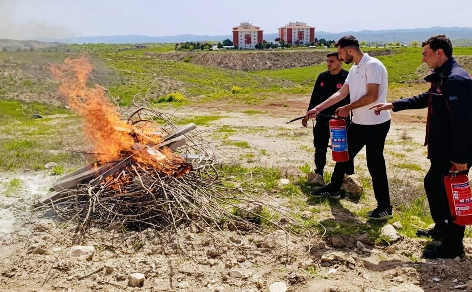 Üniversiteli Gençlere "Yangınla Mücadele" Eğitimi