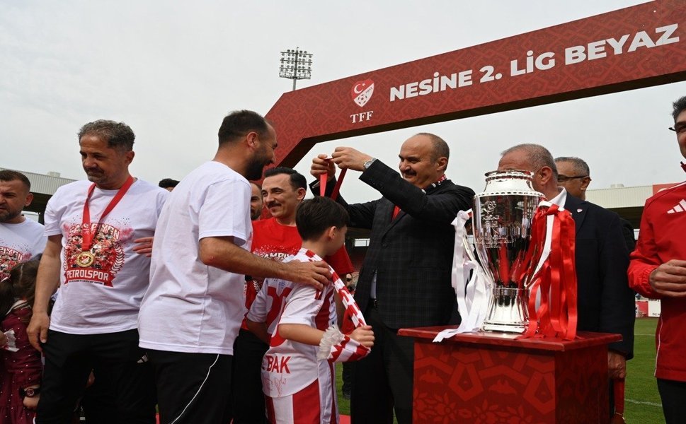 Vali Canalp Şampiyonu Kutladı