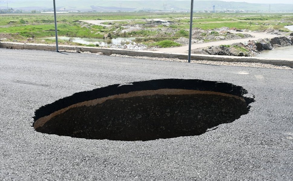 Batman'da Çökme Meydana Gelen Kara Yolu Ulaşıma Kapatıldı