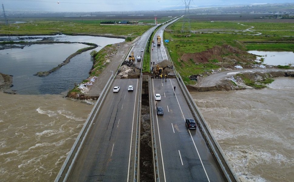 Batman'da Sağanak Nedeniyle Çökme Meydana Gelen Yol Ulaşıma Kapatıldı