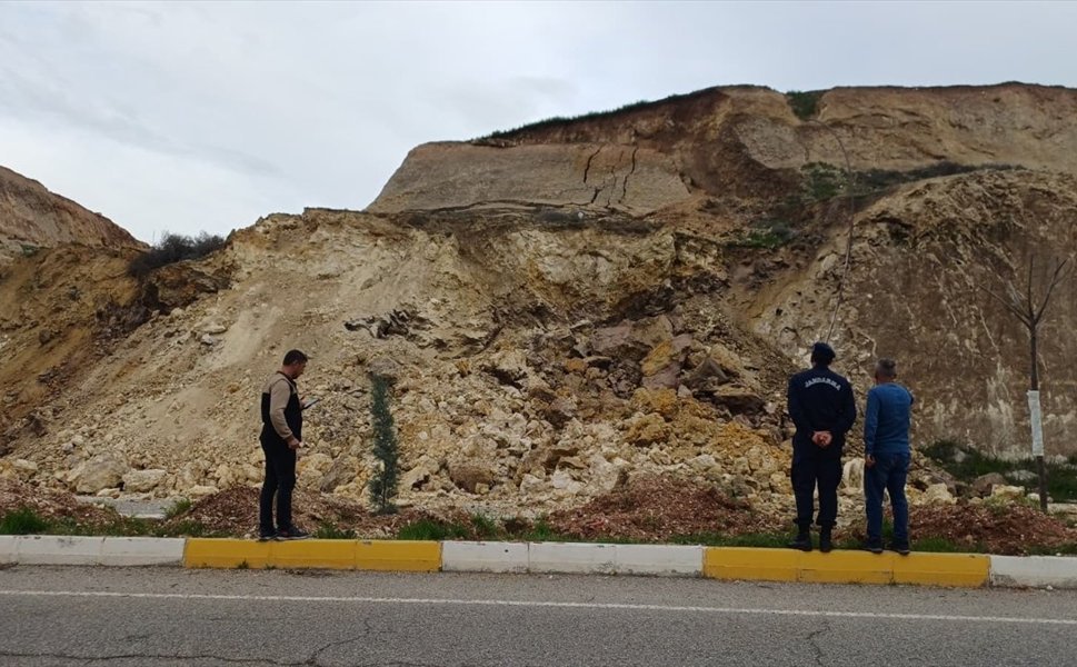 Batman'da Üniversite Yolunda Heyelan