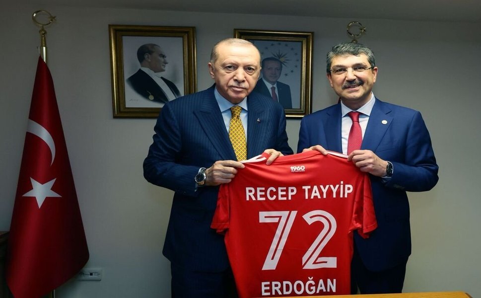 Şampiyonun Forması Cumhurbaşkanı Erdoğan’a Takdim Edildi