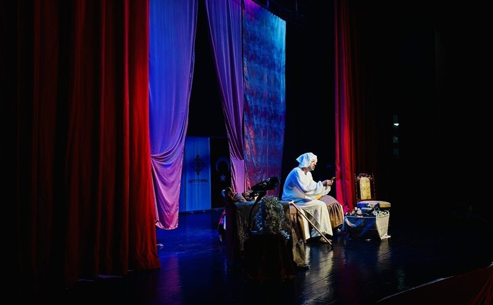 Batman’da Tiyatro Rüzgarı: "Hastalık Hastası" Kapalı Gişe Oynadı