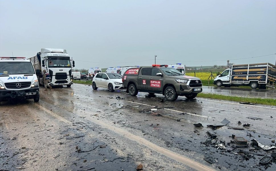 Kurtalan'da Otomobil ile Kamyonet Çarpıştı: 2 Ölü, 3 Yaralı Var