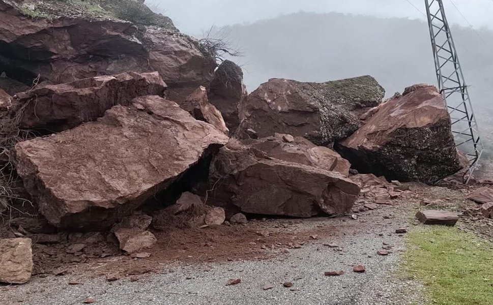 Sason'da Heyelan Nedeniyle Yol Trafiğe Kapatıldı