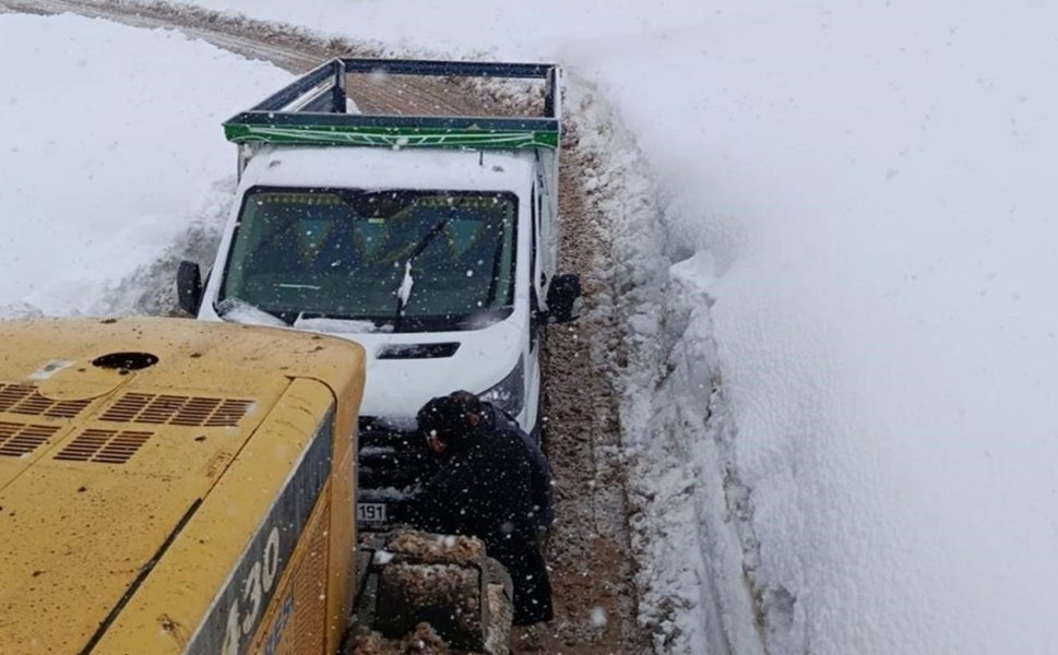 Siirt'te Kar ve Heyelanla Mücadele: Mahsur Kalan Araçlar Kurtarıldı
