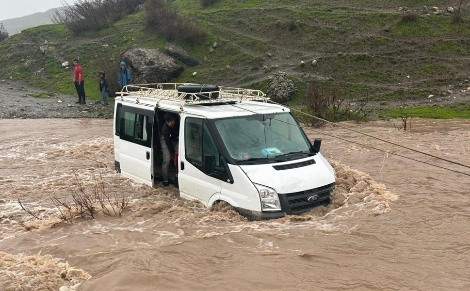 Siirt'te Hastaneye Yetiştirilmeye Çalışılan Kadın Derede Mahsur Kalan Araçta Can Verdi