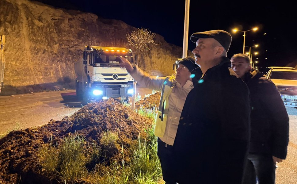 Vali Canalp Heyelan Bölgesinde İncelemelerde Bulundu