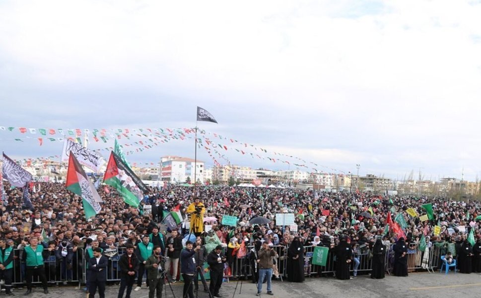 Batman’da Onbinler Yağmur Altında Peygamber Sevdasına Koştu