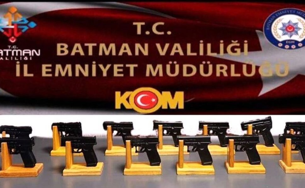 Durdurulan İki Araçtan 13 Kaçak Tabanca Çıktı