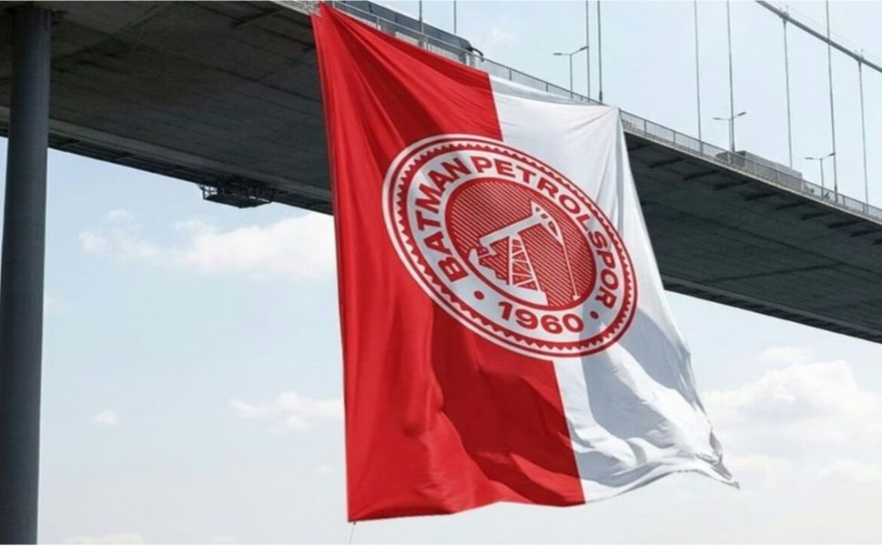 Şampiyon Batman Petrolspor’un Bayrağı FSM Köprüsü’nde