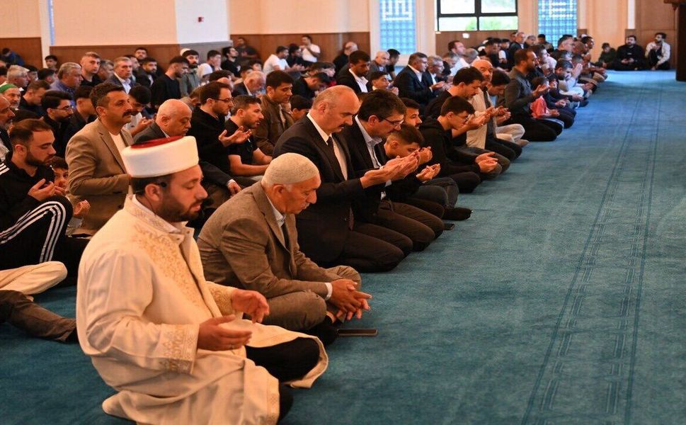 Batman Valisi Ekrem Canalp Bayram Namazını Necat Nasıroğlu Külliyesi'nde Kıldı
