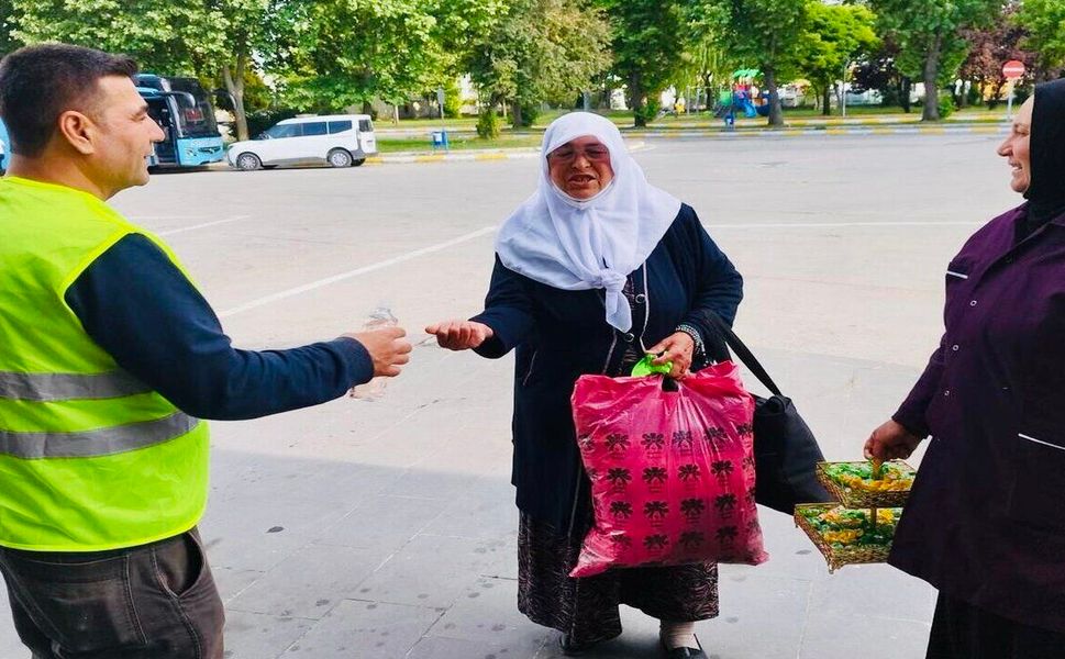 Otobüs Terminalinde Yolculara Şeker ve Kolonya İkramı