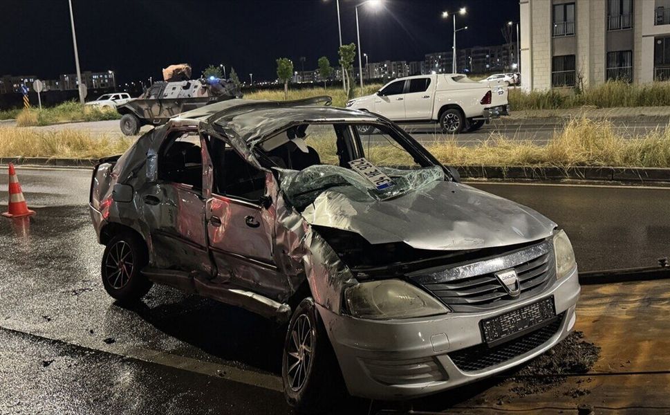 Diyarbakır’da Belediye Otobüsü ile Otomobil Çarpıştı, 2 Ölü, 5 Yaralı