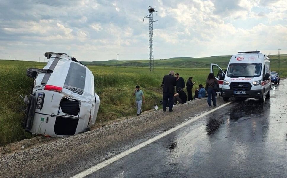 Diyarbakır’da Yolcu Minibüsü Devrildi, 11 Kişi Yaralandı