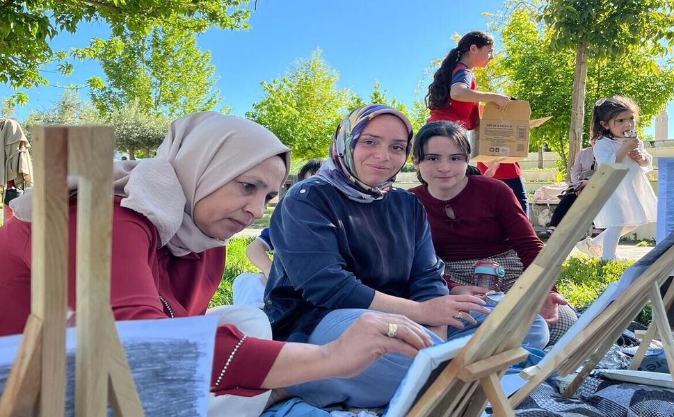 Hasankeyf’te Bu Kez Fırçalar Annelerin Elindeydi