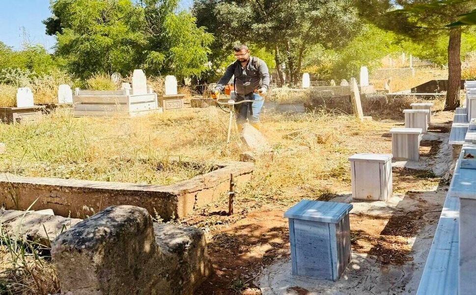 Batman Belediyesi Mezarlıklarda Bakım ve Temizlik Çalışmalarını Sürdürüyor