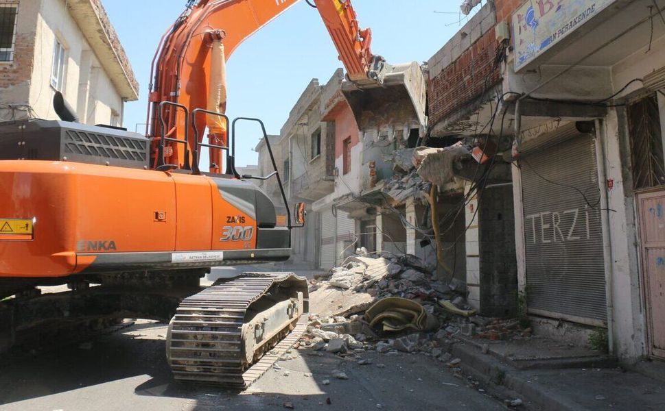 Çarşı Mahallesi’ndeki Metruk Yapılar Yıkılıyor