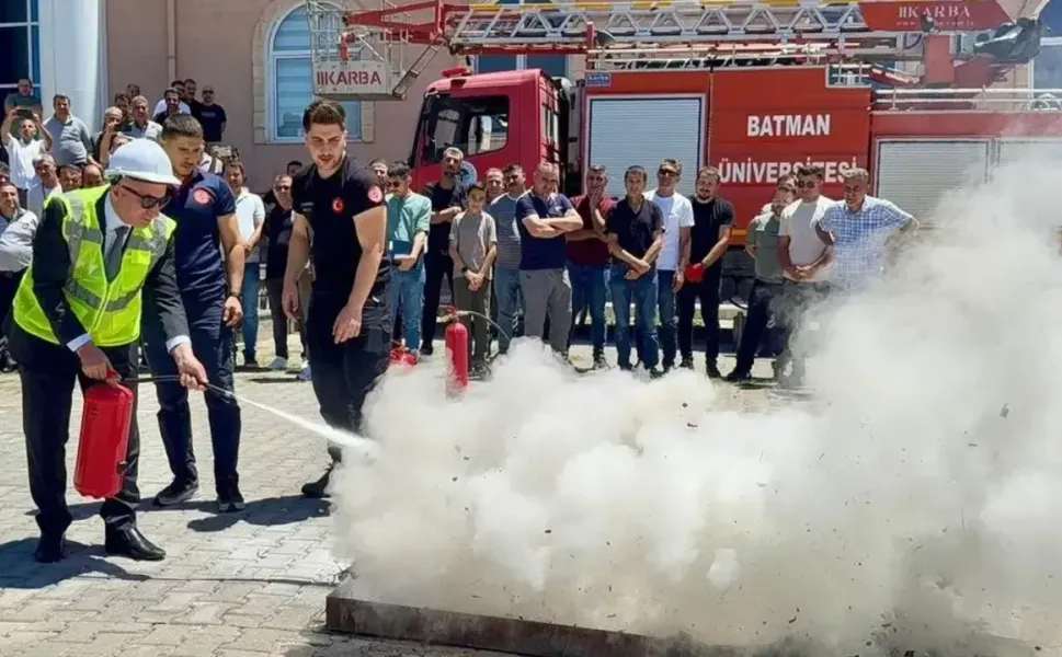 Batman Üniversitesinde Yangın Eğitimi ve Tatbikatı Gerçekleştirildi