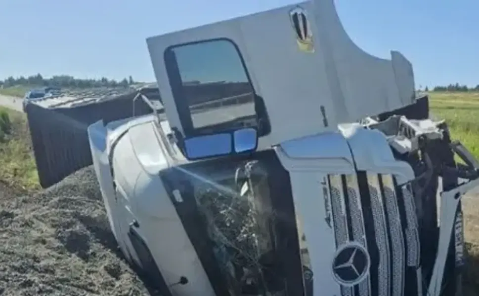 İkiköprü Girişinde Kamyon ile Otomobil Çarpıştı, 3 Yaralı
