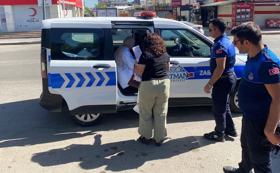 Batman'da Sınava Yetişemeyenlerin Yardımına Zabıta Koştu