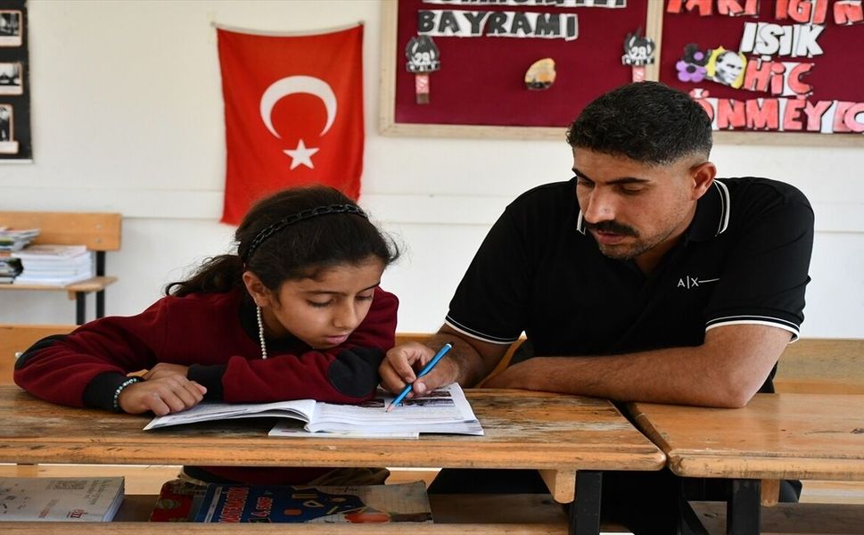 Sason’da Köy Okulunun "Tek" Öğrencisi Fatma Nur Diplomasını Aldı