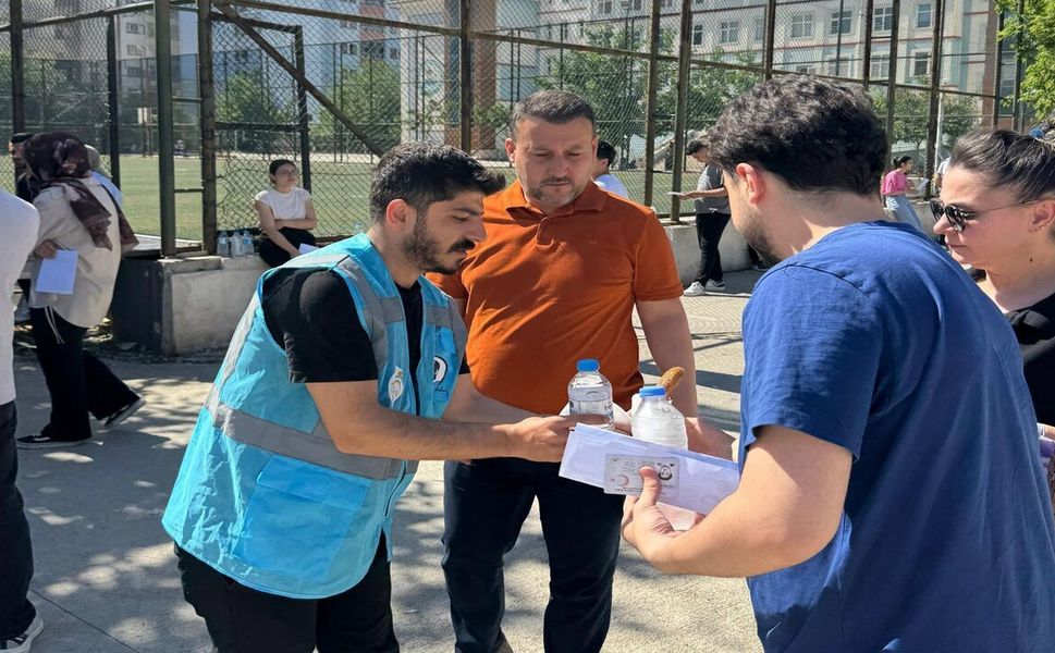 AK Gençlik Batman'dan Sınav Maratonunda Ögrencilere Moral Desteği